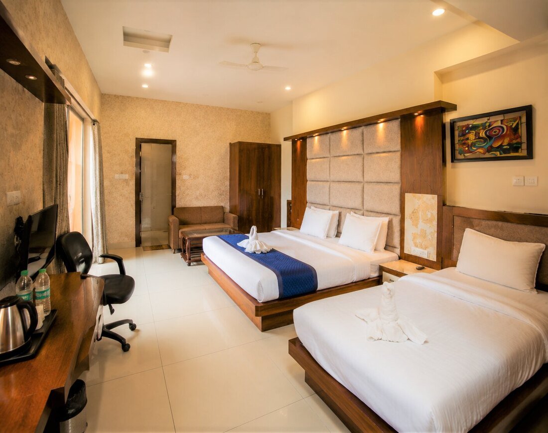 Premium Triple balcony room with twin-bed layout